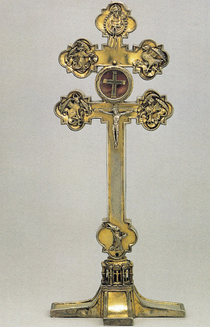 Σταυροθήκη με Τίμιο Ξύλο (ακριβώς επάνω από την κεφαλή του Ιησού).
