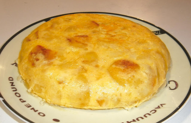 Tortilla de patata, con cebolla.