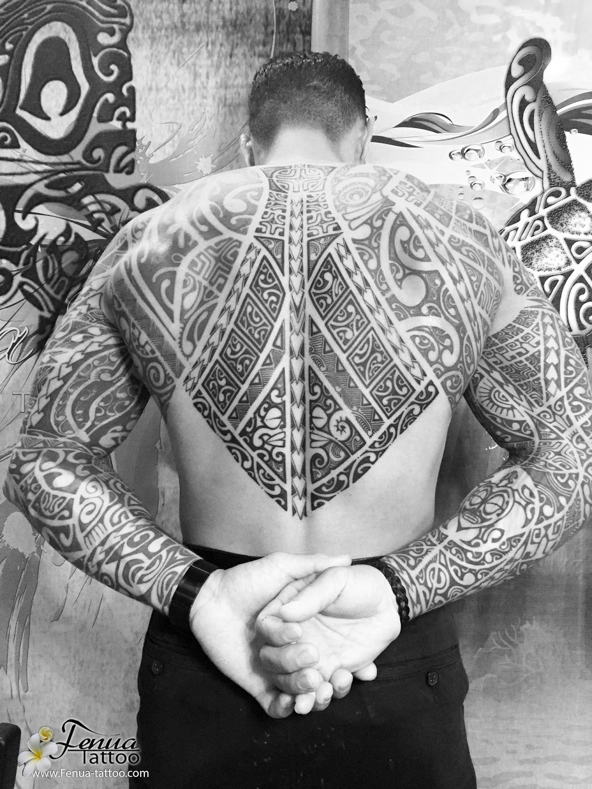 Tatouage Maorie Dos avec tatouage polynésien bras épaule