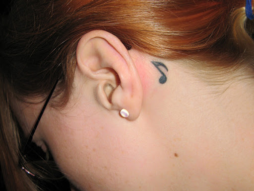 Nota Musical Pequena Tatuagem para a Menina de Trás da Orelha