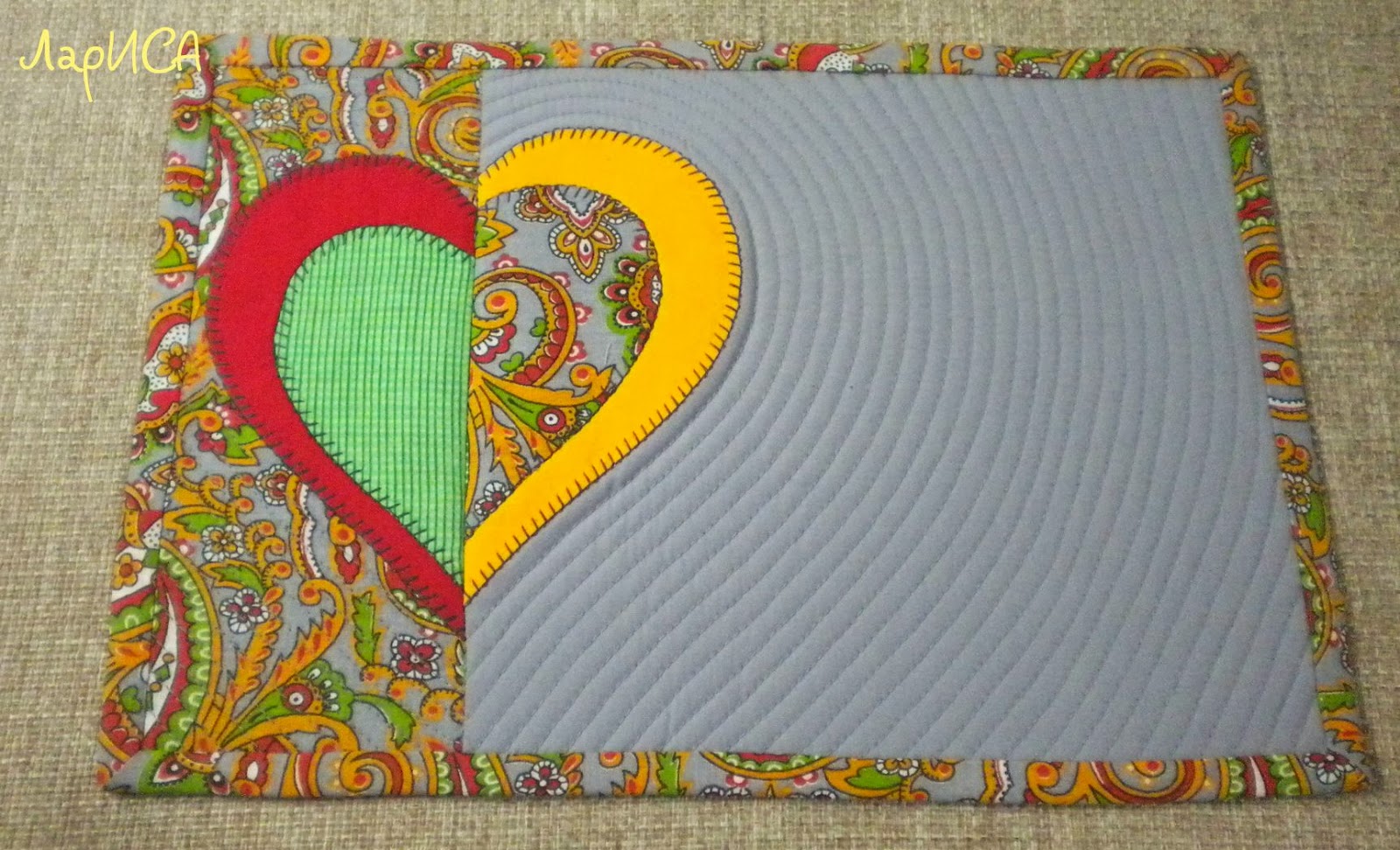 Ланчматы своими руками пэчворк схемы. Пэчворк ланчматы салфетки Прихватки. Лоскутное шитье ланчматы. Шьем ланчматы. Сшить ланчмат.