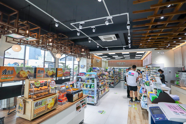 全家台中輕井澤店特色超商，將日本輕井澤美景帶到店裡，環境舒適