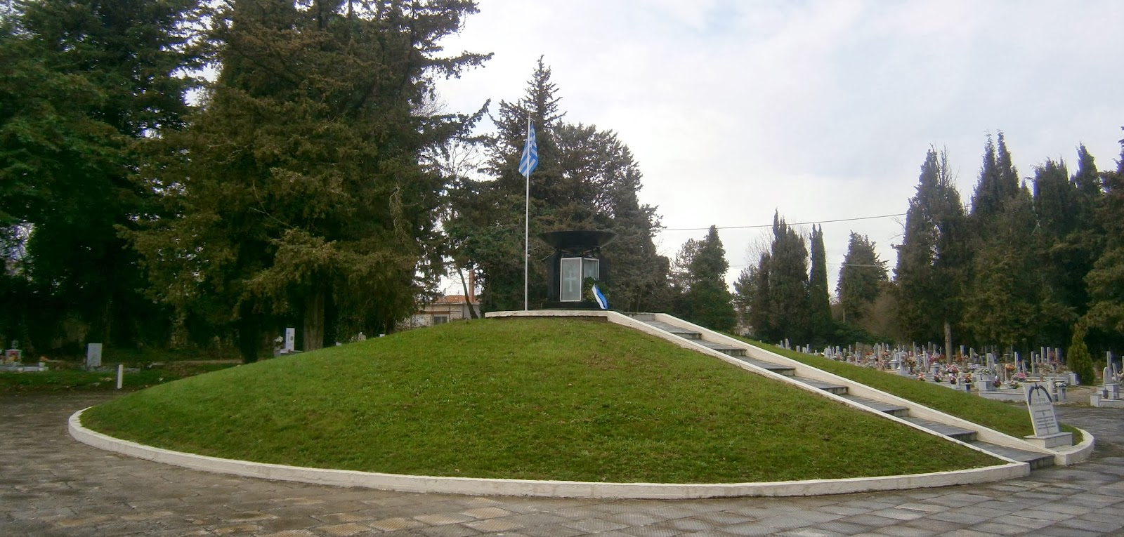 το Στρατιωτικό Μαυσωλείο στο Α΄ Δημοτικό Νεκροταφείο Ιωαννίνων
