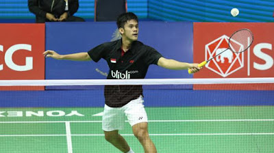   Biografi Firman Abdul Kholik     Biodata Nama Lahir : Firman Abdul Kholik  Nama Panggilan : Imen  Tempat Tanggal Lahir : Banjar (Jawa Barat),11 Agustus 1997  Pegangan Tangan : Kiri  Tinggi : 1.60 Meter  Ranking dunia : 59  Ranking tertinggi : 59 (11/06/2015)  Asal Klub : PB Mutiara Cardinal Bandung  Prestasi : Juara Bahrain International Challenge 2014, Juara Vietnam International Challenge 2015, Medali Emas beregu putra SEA Games 2015  Biografi  Firman Abdul Kholik adalah salah satu dari anggota FANTASTIC FOUR(Ginting, Ihsan, dan Jo), tapi sayangya, mereka dipecah karena imen dipisah dari mereka ber3 yang mulai masuk segmen senior. Firman biasa disapa Imen adalah salah satu yang paling unik dari pemain Indonesia yang lainnya. Bukan karena apa-apa, tetapi karena Imen adalah pemain Indonesia yang bertangan Kidal, karena Indonesia jarang sekali memiliki pemain Bulutangkis yang bertangan kidal. Dan Imen ini adalah pemain ranking 1 dunia (junior) diikuti oleh Jo yang berada di peringkat kedua. Selain prestasi itu, ia pernah menjadi juara di turnamen Asia Junior Championship 2013 di Kudus, ia juga pernah menjadi runner up pada gelaran Indonesia Open Grand Prix Gold 2014 di Yogyakarta.  Imen memulai pertandingan mewakili Indonesia di ajang beregu Sudirman Cup 2015 di Dongguan ketika ia dipanggil bersama Jo dan Ihsan. Imen juga berkesempatan bermain ketika ia berju