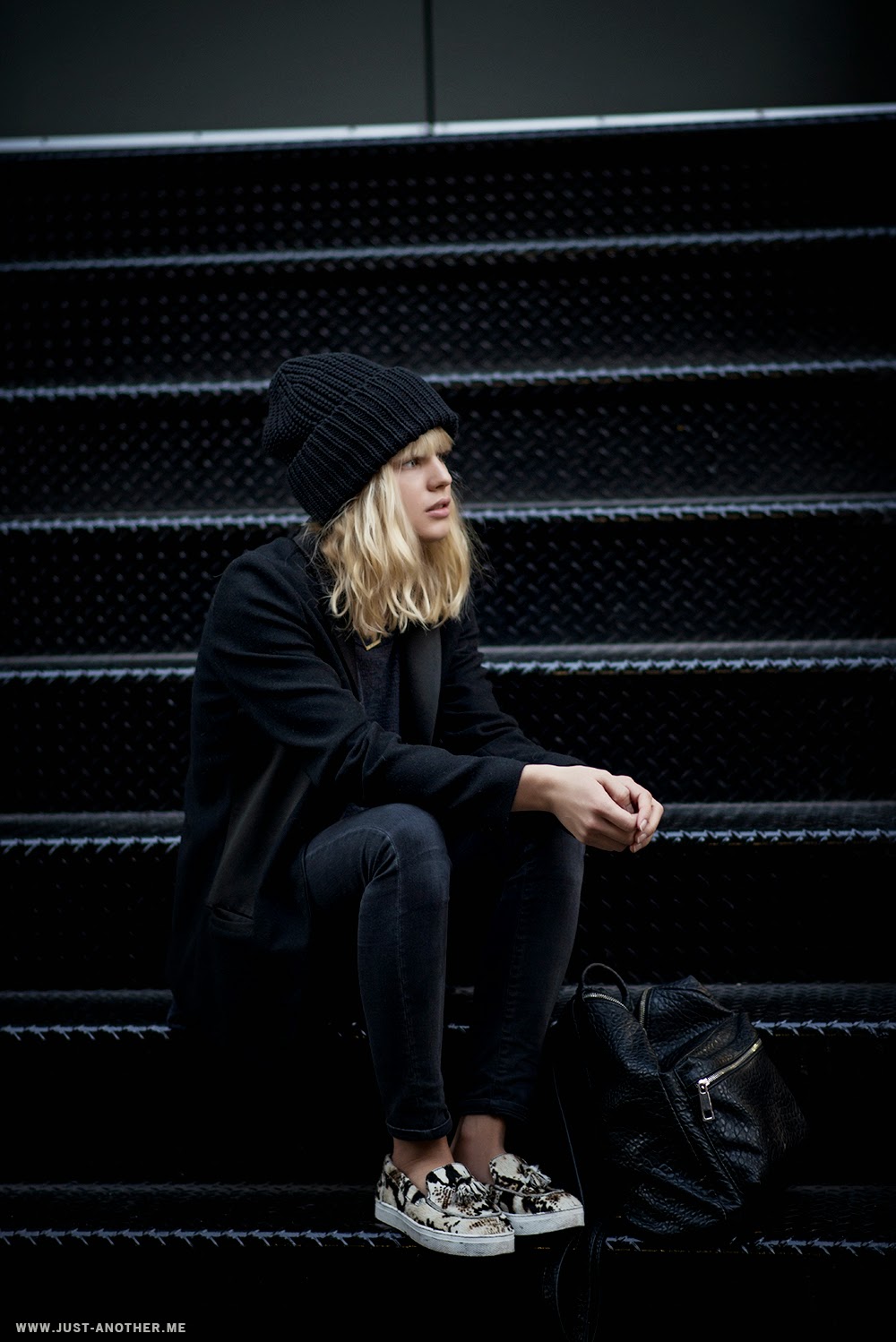 одежда в черном тоне. почему не идет черный цвет одежды. тёрная эстетикаэстетика. стиль одежды в черном цвете. тотал блэк лук 2021.