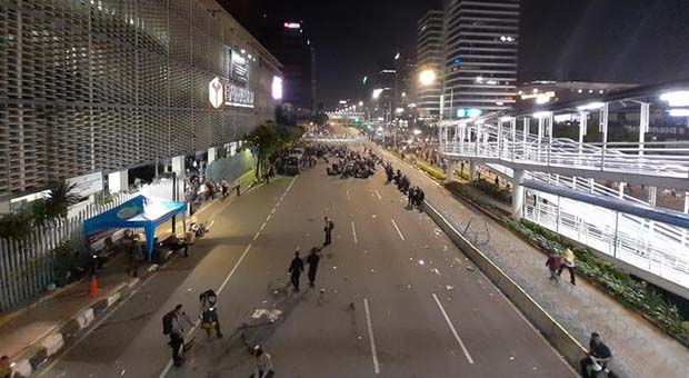 Bentrok, Polisi Tutup Total Jalan MH THamrin