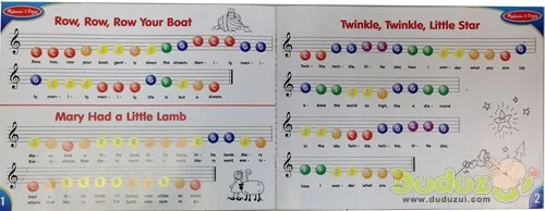 特別設計的琴譜，以顏色及數字簡譜引導標示彈奏