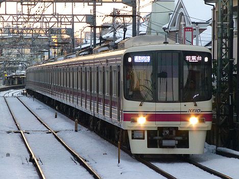 京王電鉄　通勤快速若葉台行き　8000系(雪)