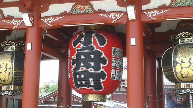 Linterna roja a la entrada del templo de senso-ji