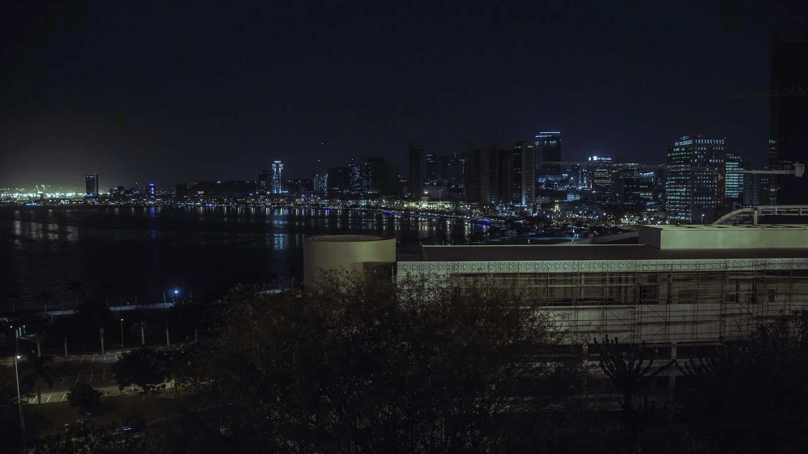 アンゴラのルワンダ湾の夜景