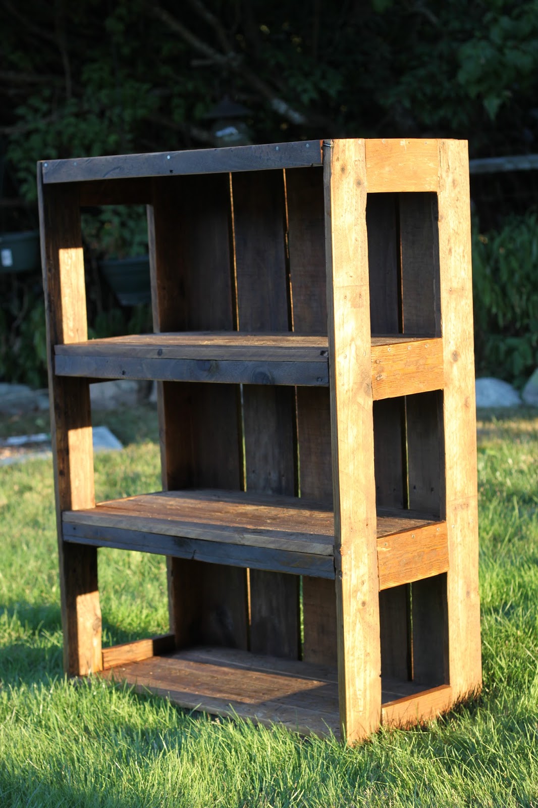 Made with Love that Can be Felt : { DIY Pallet Bookshelf }