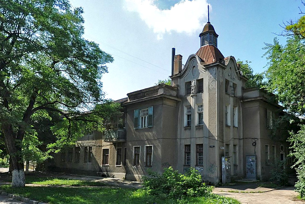 Ветхие двухэтажки. Дома построенные военнопленными немцами. Немцы строили дома. Маленькая бавария челябинск. Немецкие военнопленные строят дома.