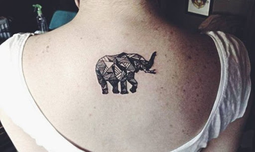 Um elefante é composta de uma série de formas geométricas e é estampado com linhas ousadas de preto tatuagem.