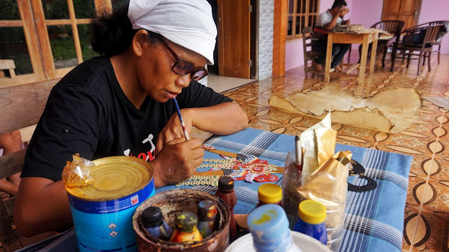 Proses Menyungging  Seni Tatah Sungging Sidowarno