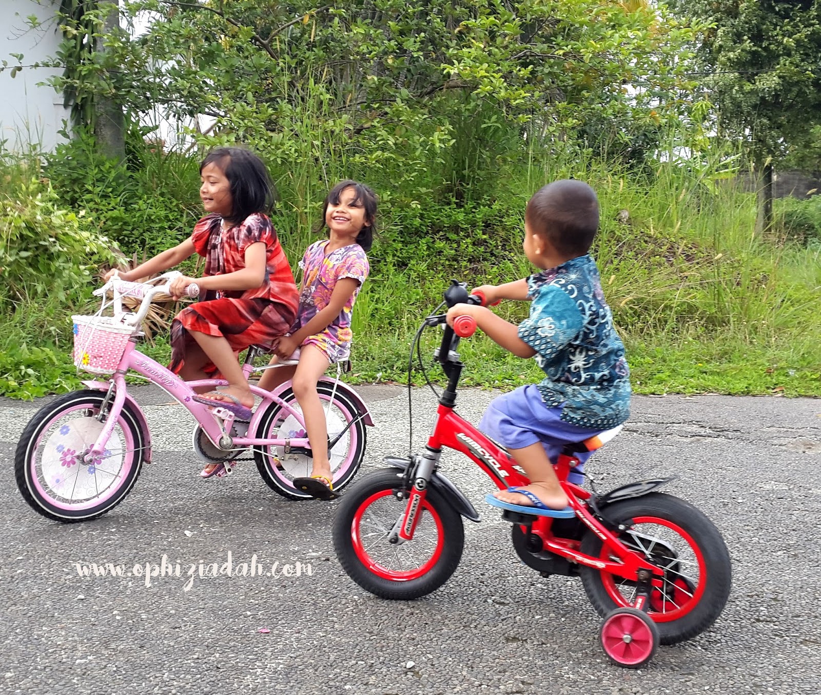 Saat bersepeda anak anak mengeluarkan hormon endorfin yang memicu rasa nyaman dan hati yang riang Itulah mengapa bersepeda membuat anak anak tampak ceria