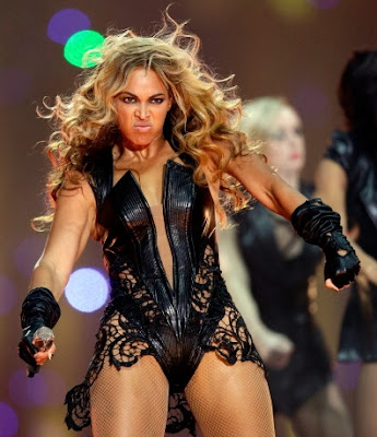 Beyonce en concierto le da su micrófono a una chica que canta mejor que ella [+Video]