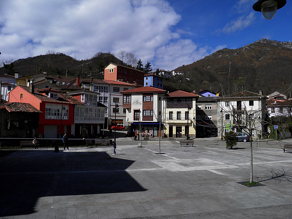 La plaza mayor de Campo de Caso