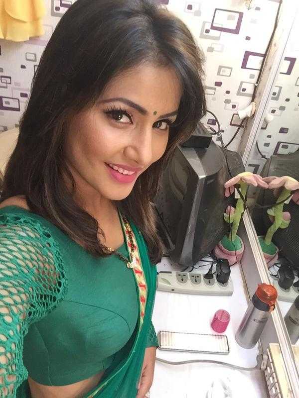 Hina Khan Showing Hot Sexy Navel Cleavage On Her Show 4