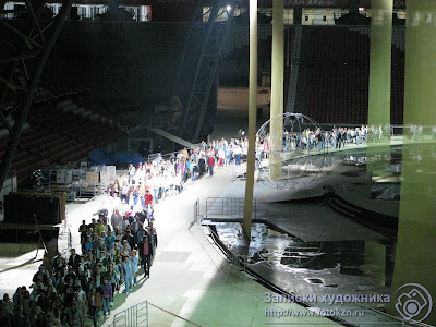 Колонны людей на репетиции открытия Универсиады на стадионе Казань-арена