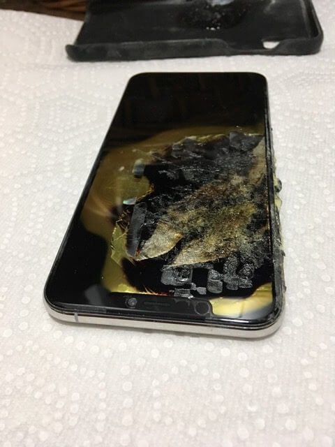 أنفجار هاتف iPhone XS Max في جيب رجل بدون اسباب !
