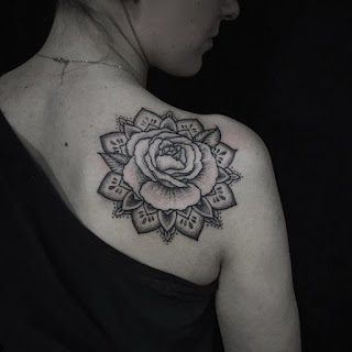 Mandala yang rumit dan tato Rose