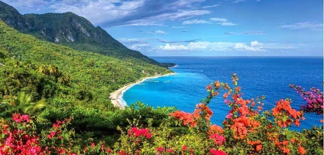 Séjours République Dominicaine - Circuit : paysage avec montagne proche de la plage.