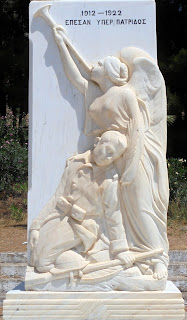 Το μνημείο πεσόντων στο Φιλώτι της Νάξου