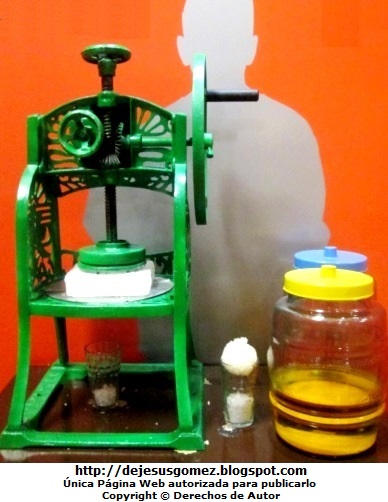 Máquina de raspadilla Foto de Máquina de Raspadilla o máquina para hacer raspadilla del Museo de Gastronomia Peruana. Foto tomada por Jesus Gómez