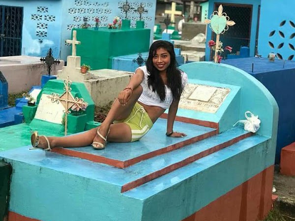 3 jovencitas de Tabasco se tomaron fotos en un cementerio y "asustaron" a los muertos 3 jovencitas de Tabasco se tomaron fotos en un cementerio y "asustaron" a los muertos