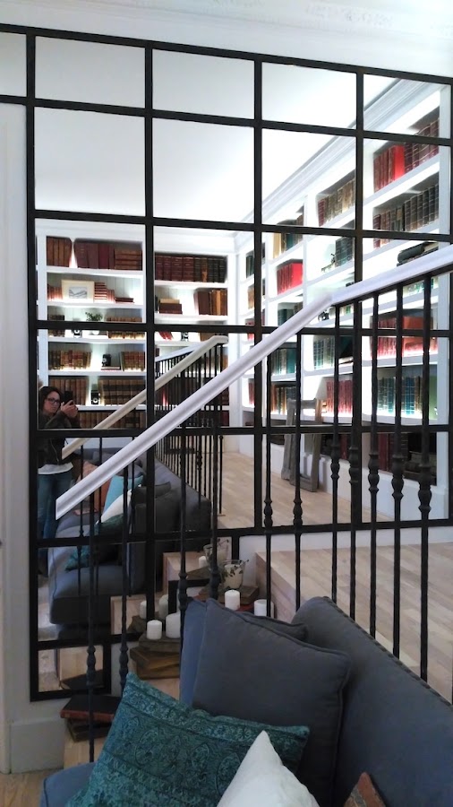 Pared de espejos con cuarterones de madera