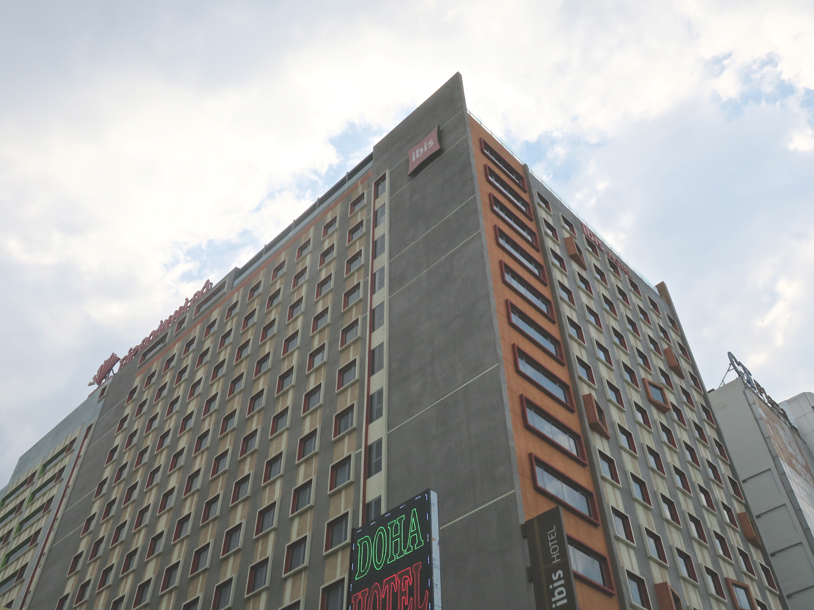 IBIS SAIGON AIRPORT HOTEL