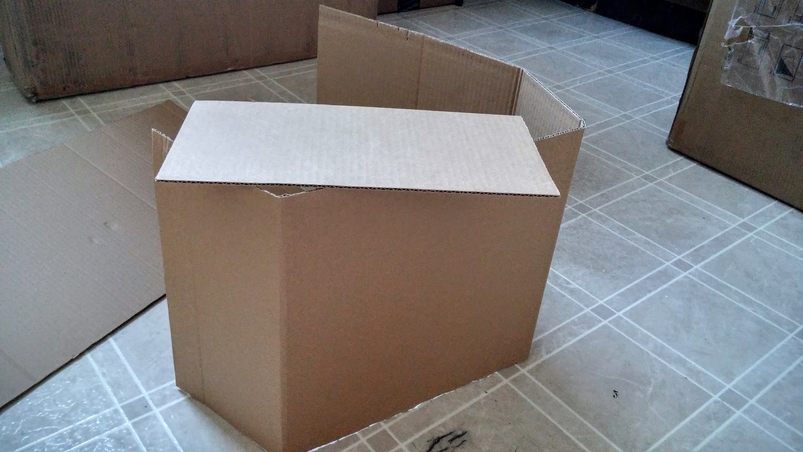 How to make a nice looking garbage can out of a cardboard box. Tutorial Geek