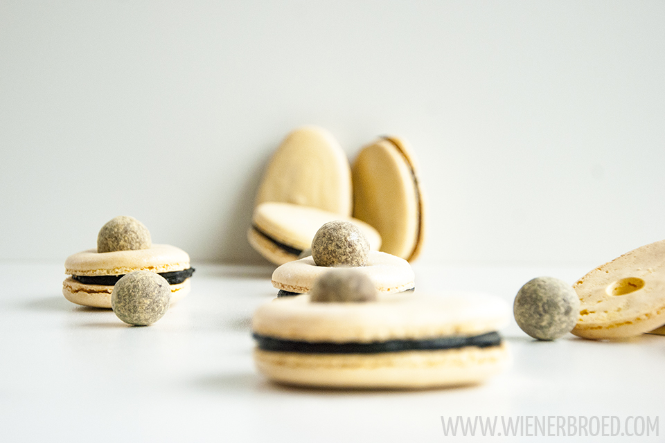Rezept für Lakritz-Macaron-Eier, zarte Macarons mit einer dunklen Schoko-Ganache mit einem Hauch Lakritz und den "Dark & Passion"-Lakritz-Kugeln von Lakrids by Johan Bülow / Recipe for liquorice macaron eggs [wienerbroed.com]