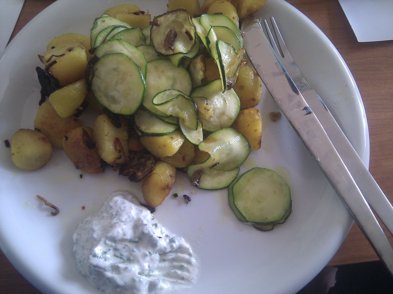 Fructosefrei genießen: Hauptgang: Zucchinistreifen auf Bratkartoffeln ...