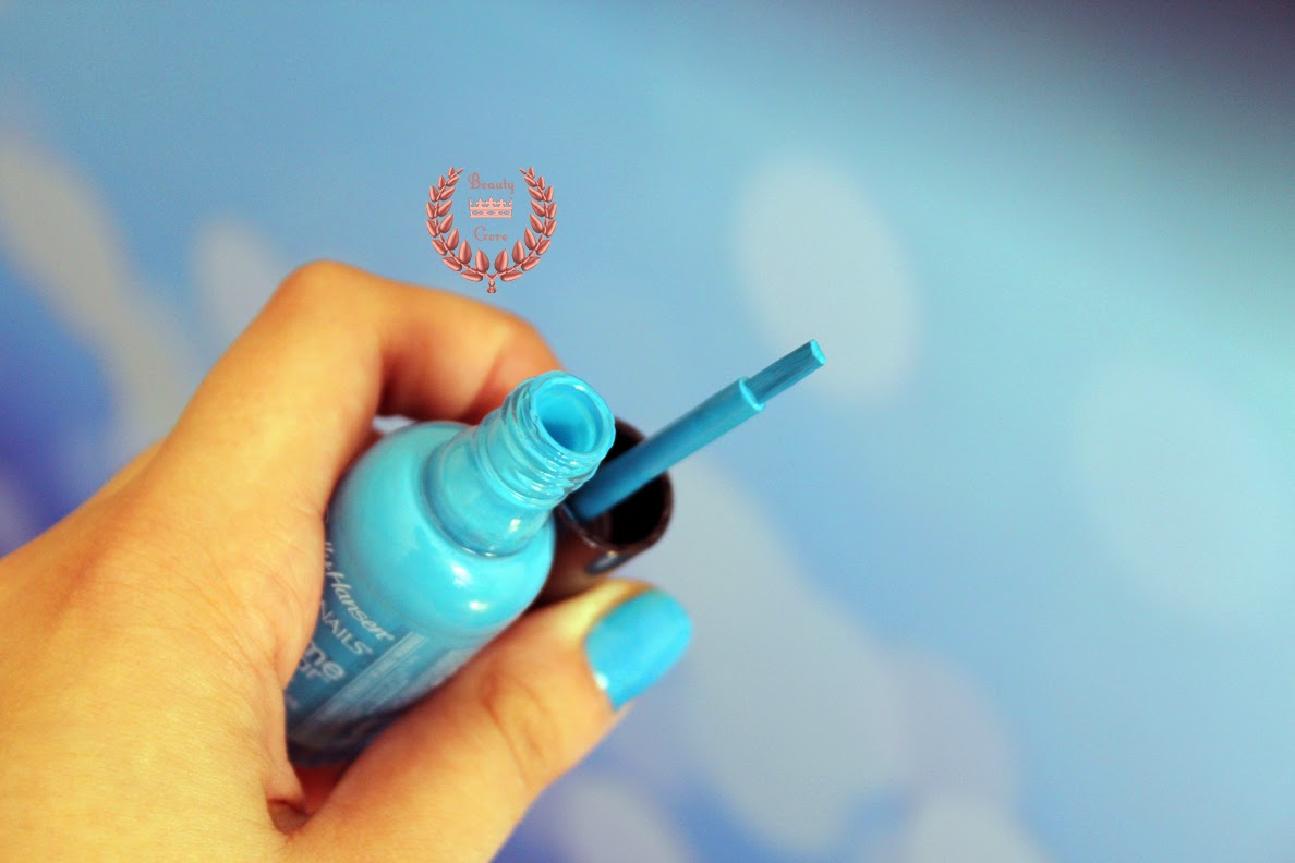 Beauty Gore the Ladylicious SallyHansen Blue Me Away Oje