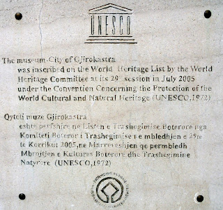 η στήλη της UNESCO στο Αργυρόκαστρο