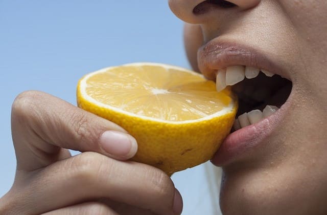 Batu ginjal bisa pergi dengan mengonsumsi sari lemon setiap hari