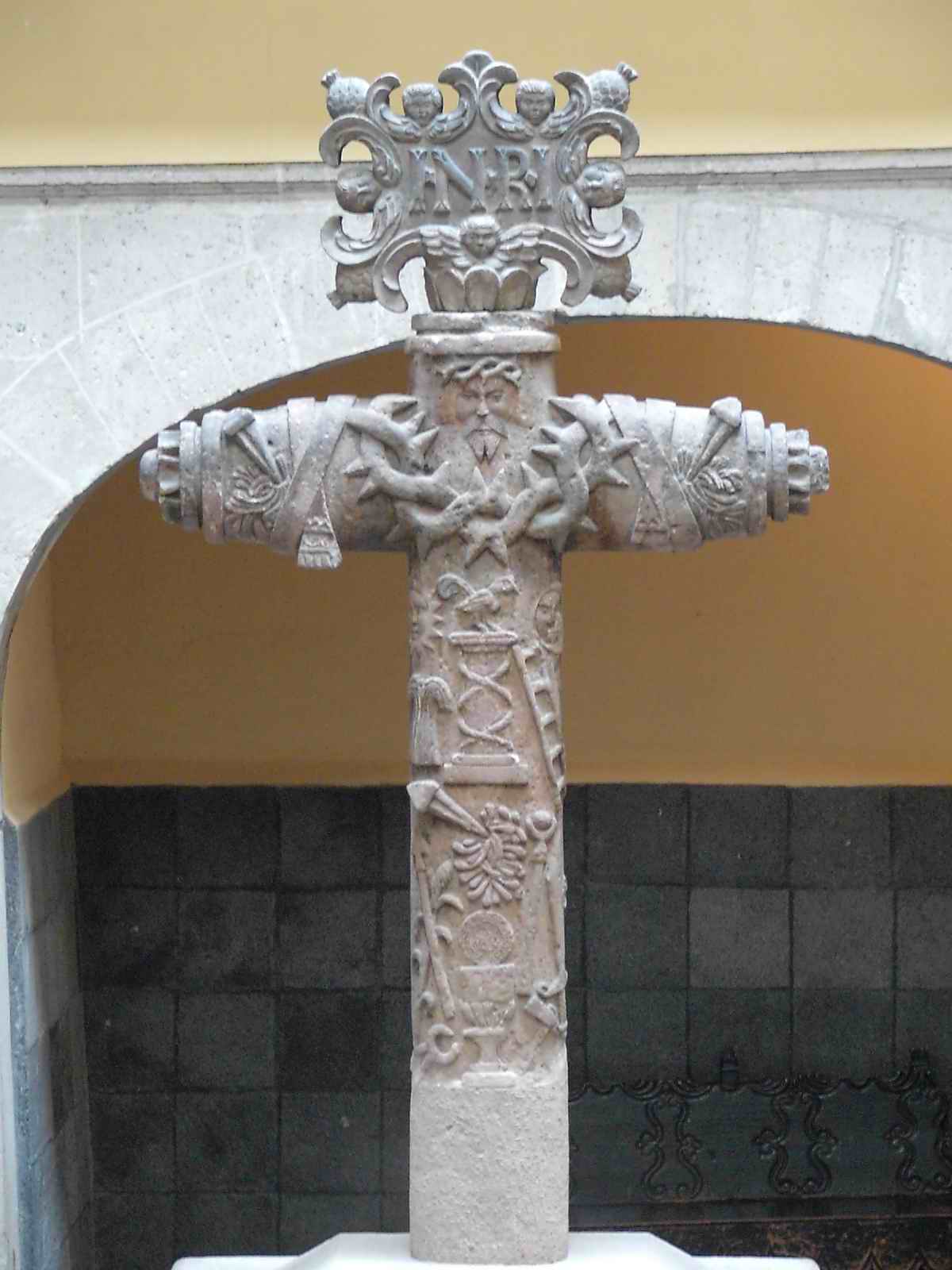 El Espejo Humeante La Cruz Atrial del TepeyacUna obra de arte indígena en tiempos de la colonia