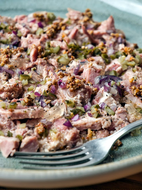 Schwartenmagen-Salat mit groben Senf.