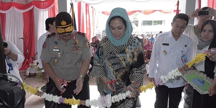 Bupati Karawang dr. Cellica Nurrachadiana meresmikan penggunaan Gedung Kantor Badan Narkotika Nasional Kabupaten (BNNK) Karawang, Kamis (9/2/2017).