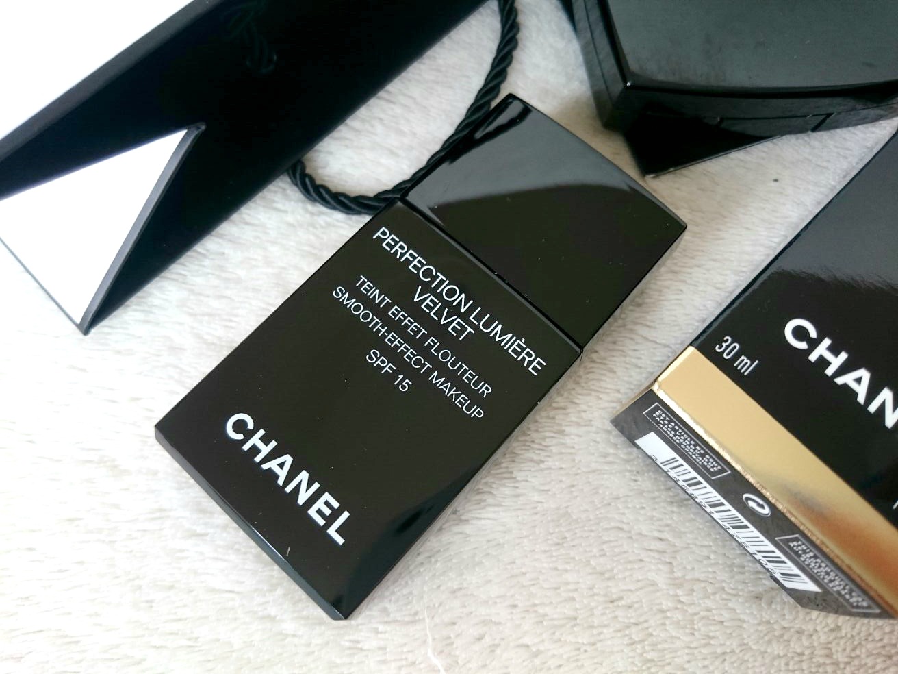 Chanel Perfection Lumière Velvet Foundation Review; Before and