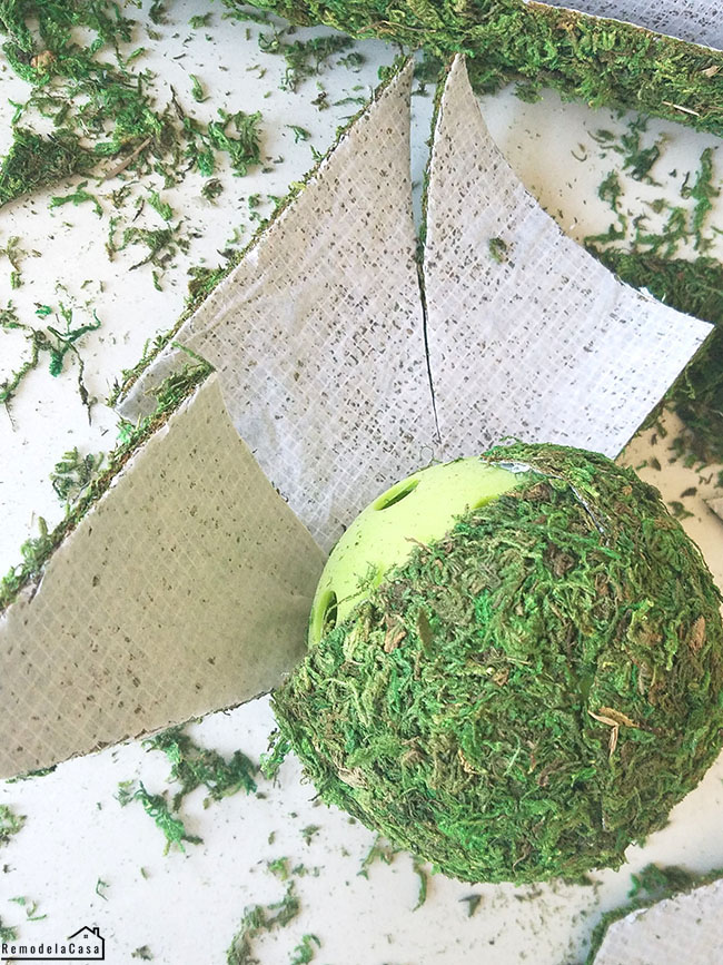 Thrifty Artsy Girl: DIY Moss Balls for Less than $1