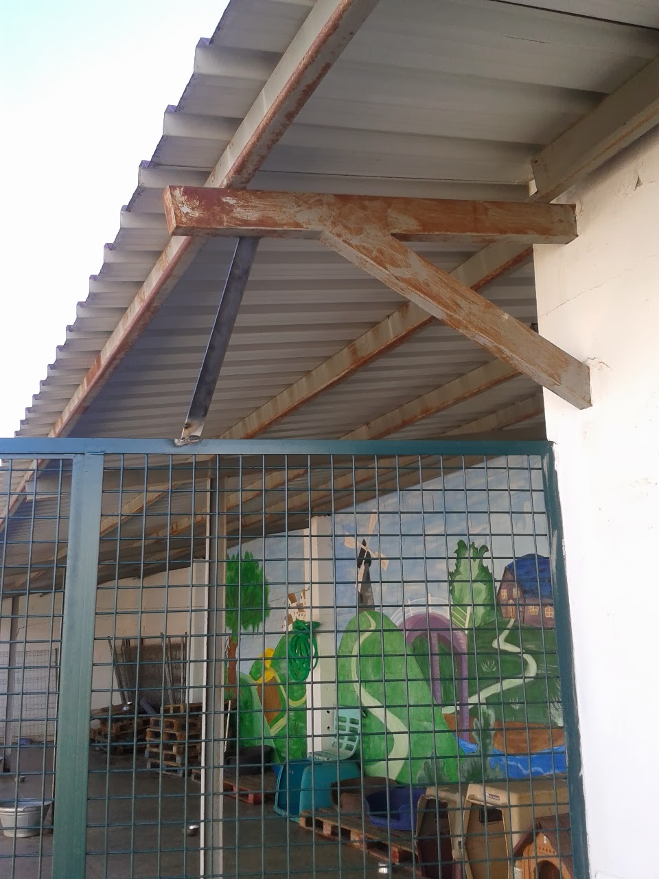 NUEVA CANCELA EN EL PATIO