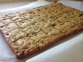 BLONDIES WITH CHOCOLATE CHIPS
