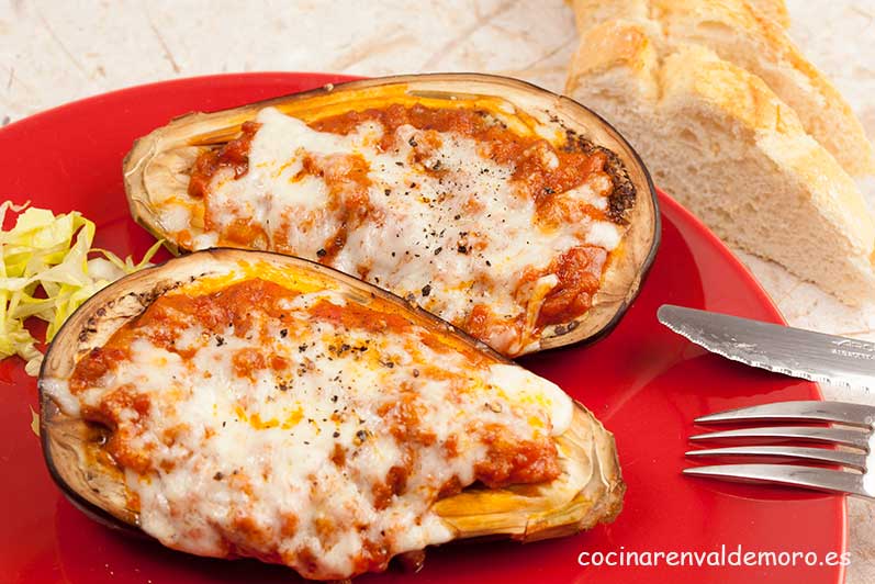 Berenjenas gratinadas listas para comer en el plato