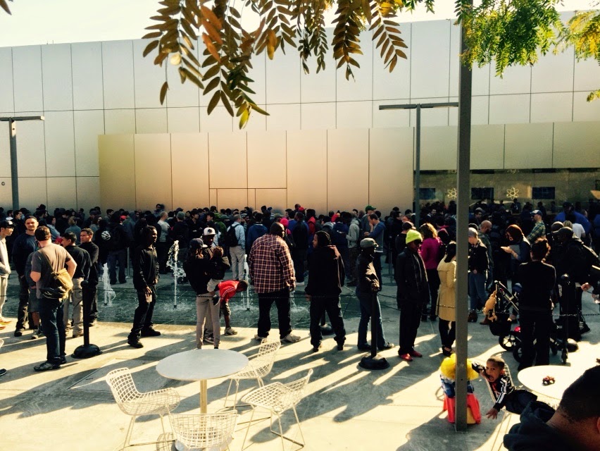 The Line Right Now For The Iphone 6 And Iphone 6 Plus At Chicago S Lincoln Park Apple Store