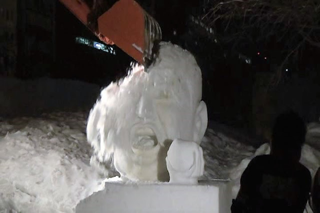 北海道、さっぽろ雪まつりの雪像、トランプ大統領を破壊するショベルカー