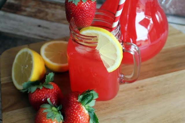 Strawberry Lemonade with No Sugar Added #healthy #summerdrink