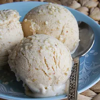 http://www.bakingsecrets.lt/2016/03/sezamu-ledai-sesame-ice-cream.html