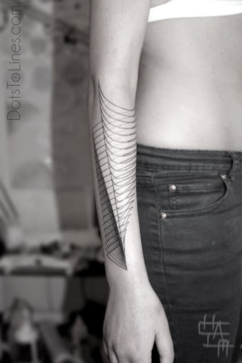 Essa tatuagem, representado em que o portador do antebraço, mostra uma série de linha que desloque-se e sobrepor-se a criação de uma imagem tridimensional.
